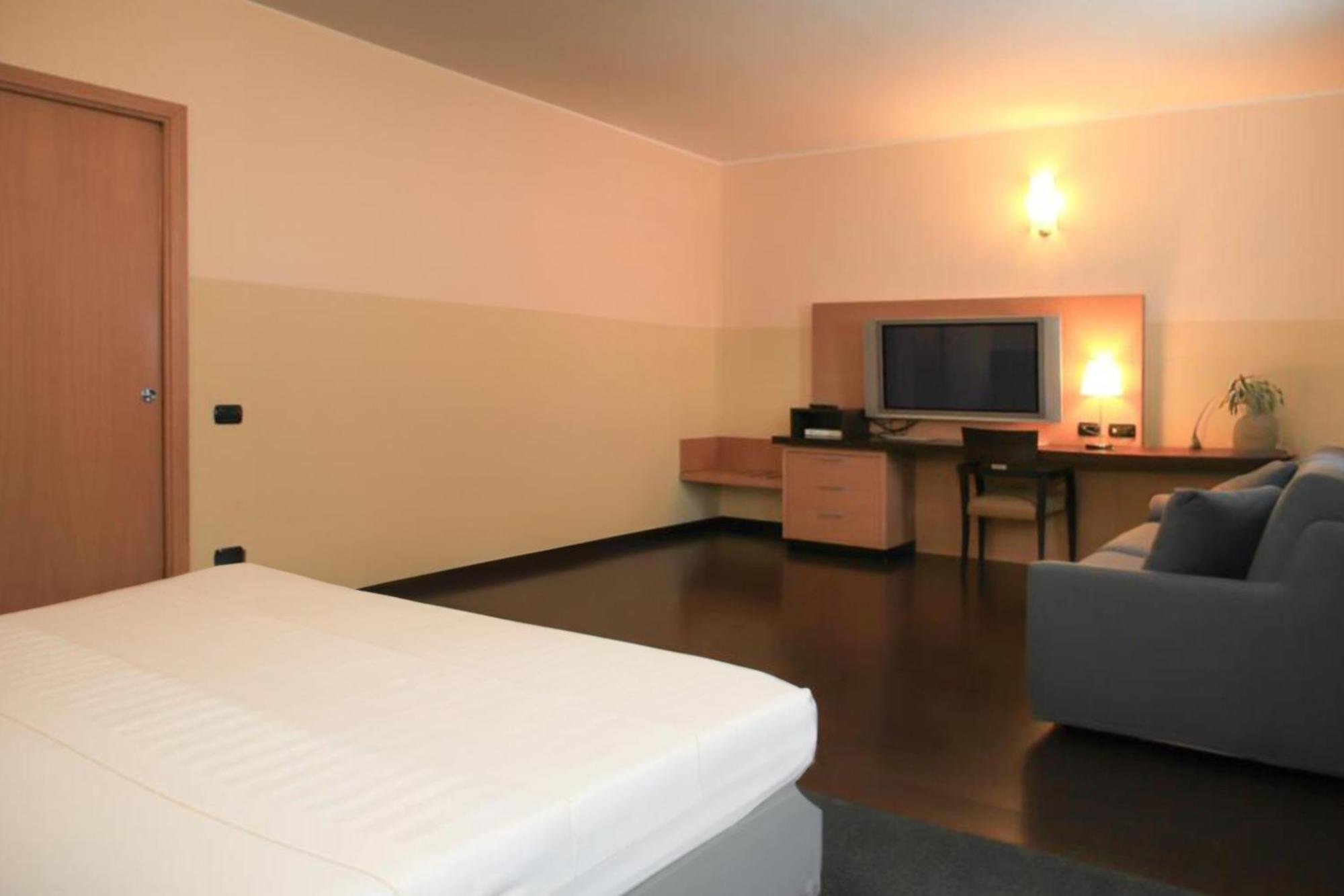 קולוניו מונצזה B&B Hotel Milano Cologno Studios מראה חיצוני תמונה