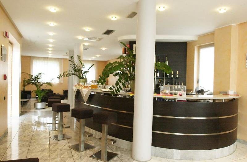 קולוניו מונצזה B&B Hotel Milano Cologno Studios מסעדה תמונה